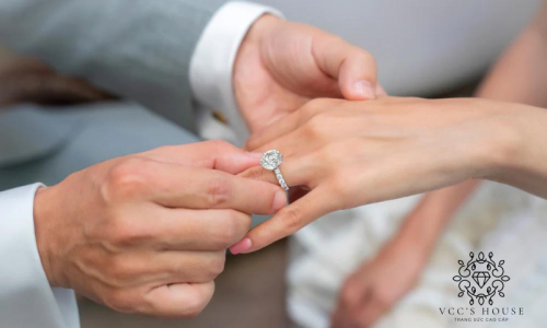 Lịch sử của nhẫn cầu hôn kim cương? Bật mí ý nghĩa của chiếc nhẫn cầu hôn